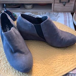 Vionic gray suede platforms, 8.5